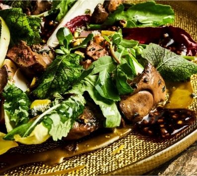 כבדי עוף על סלט נקטרינות