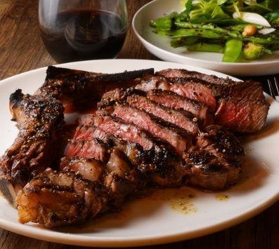 צלע עגל עם ירקות ירוקים 