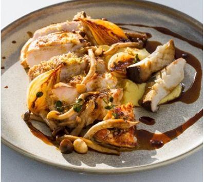 חזה עוף צרוב, פולנטה מתירס, פטריות ובצלים מקורמלים